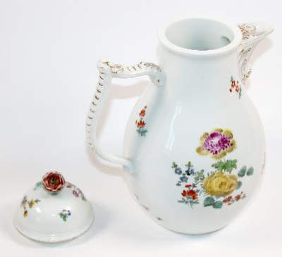Bild Nr.2: 141-2747 Kaffeekanne und 2 Schalen mit Blumenmalerei: (Porzellan u. Keramik, Meissen)