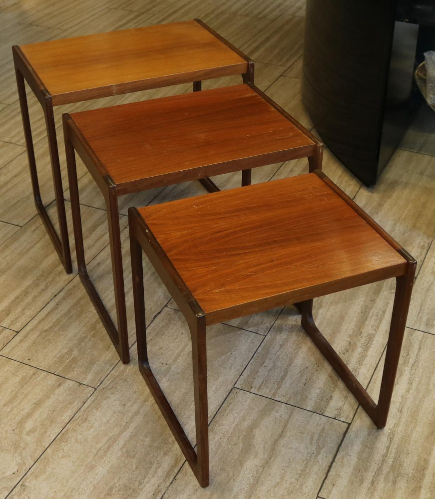 Große Abbildung Nr.3: 142-2858 Satztische Skandinavien: (Möbel, Design)