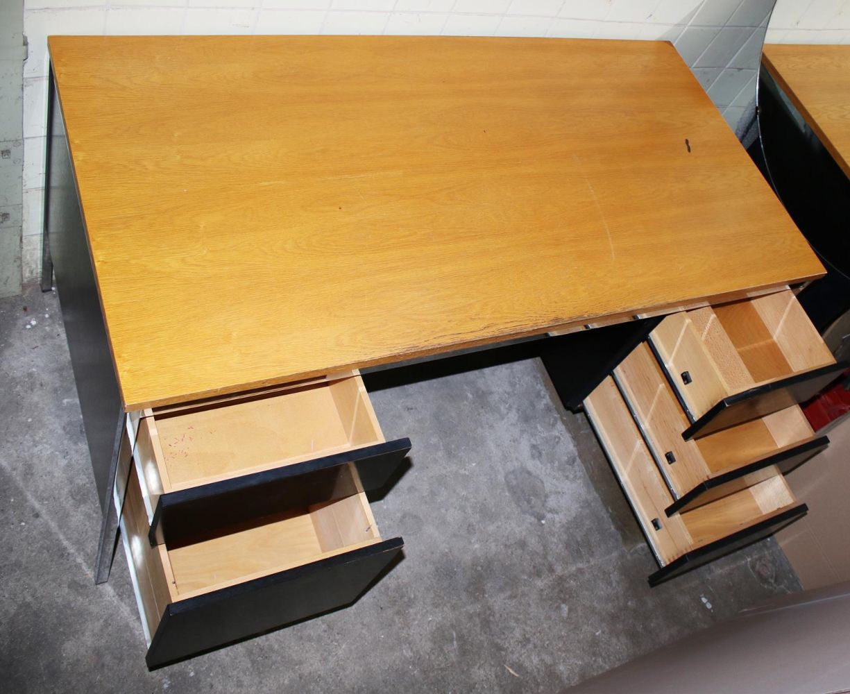 Große Abbildung Nr.2: 142-2876 Knoll International,: (Möbel, Schreibtische)