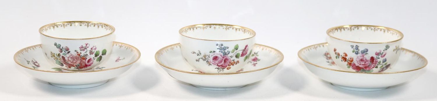 Große Abbildung Nr.1: 142-2900 3 Koppchen und Untertassen mit Blumenmalerei.: (Porzellan u. Keramik)