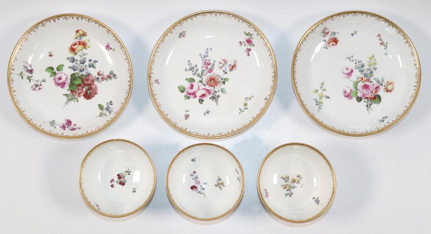 Große Abbildung Nr.2: 142-2900 3 Koppchen und Untertassen mit Blumenmalerei.: (Porzellan u. Keramik)