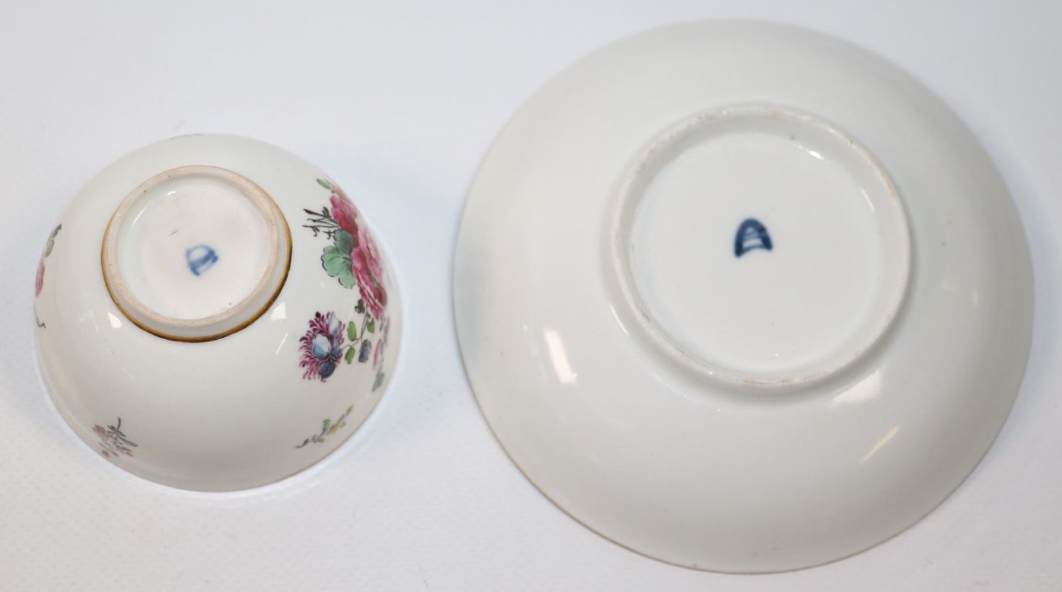 Große Abbildung Nr.3: 142-2900 3 Koppchen und Untertassen mit Blumenmalerei.: (Porzellan u. Keramik)