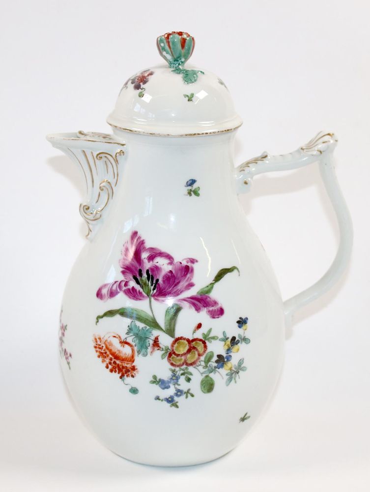 Große Abbildung Nr.1: 142-2920 Kaffeekanne und 2 Schalen mit Blumenmalerei: (Porzellan u. Keramik, Meissen)