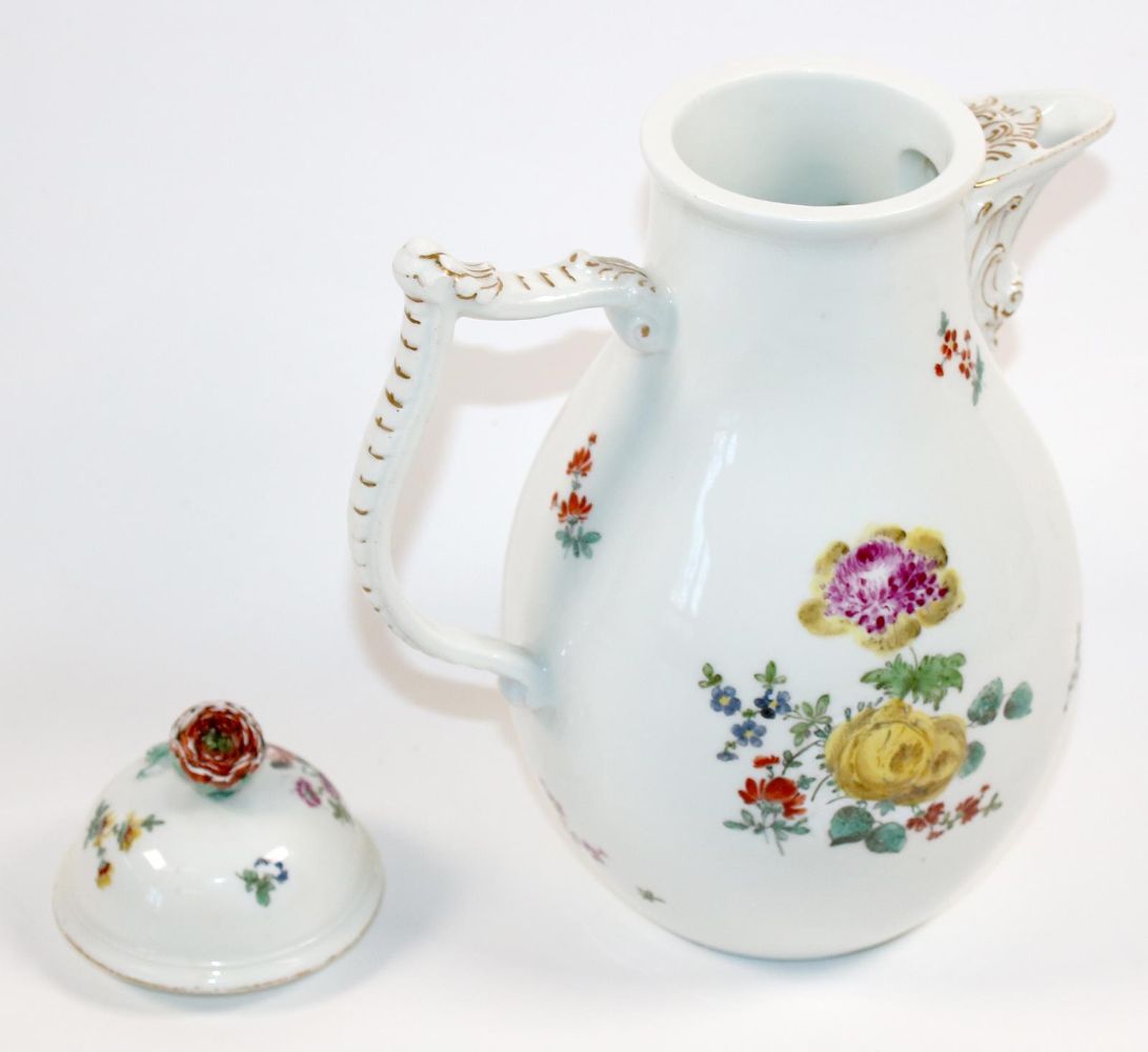 Große Abbildung Nr.2: 142-2920 Kaffeekanne und 2 Schalen mit Blumenmalerei: (Porzellan u. Keramik, Meissen)