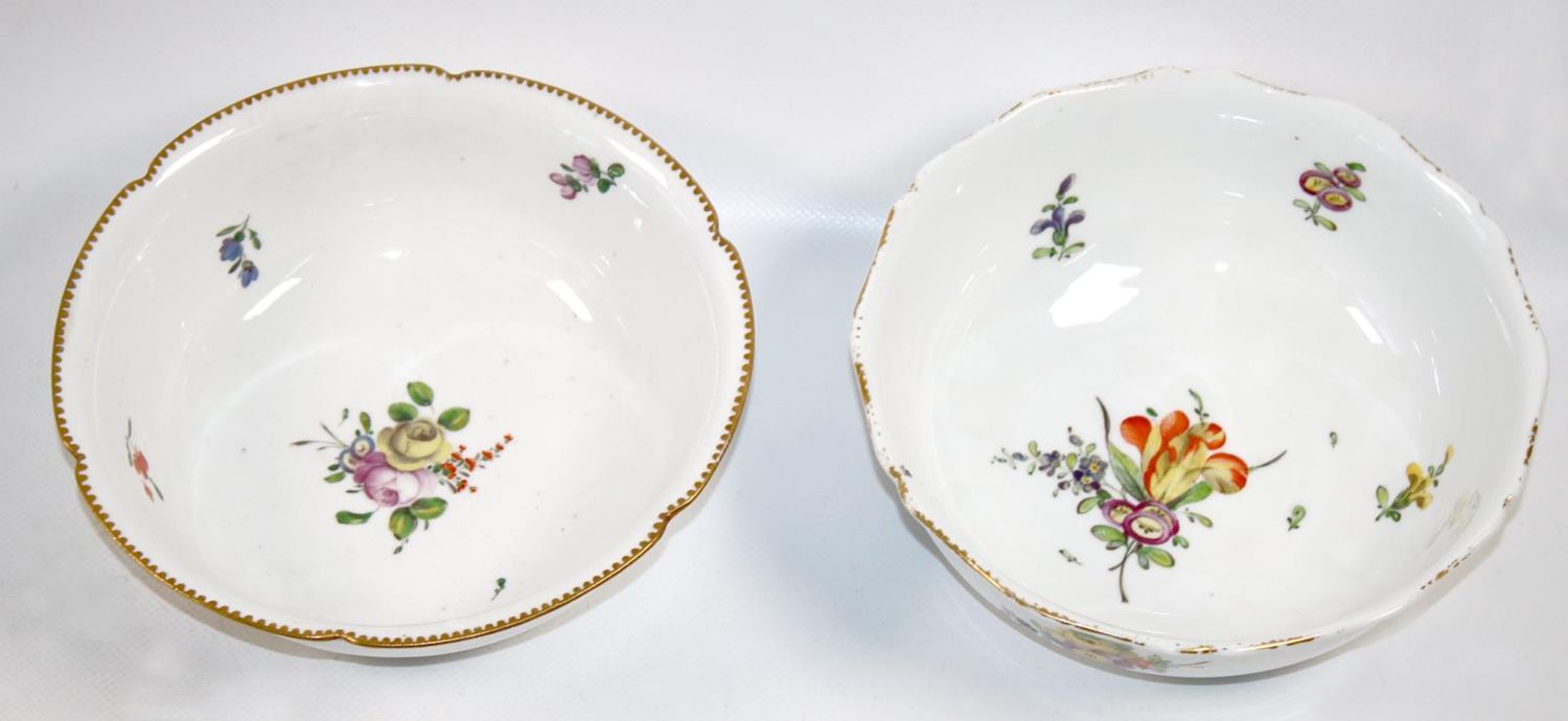 Große Abbildung Nr.3: 142-2920 Kaffeekanne und 2 Schalen mit Blumenmalerei: (Porzellan u. Keramik, Meissen)
