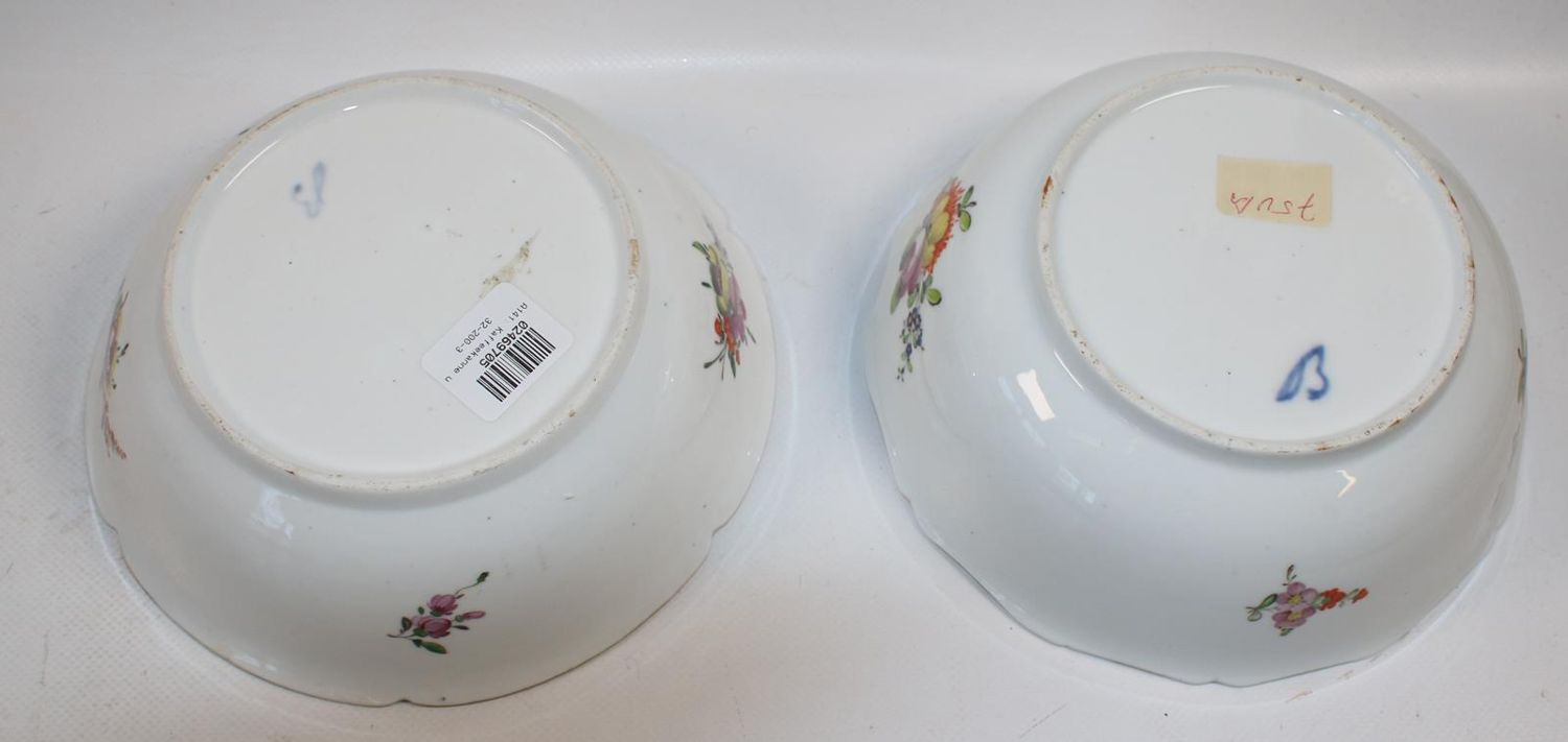 Große Abbildung Nr.4: 142-2920 Kaffeekanne und 2 Schalen mit Blumenmalerei: (Porzellan u. Keramik, Meissen)