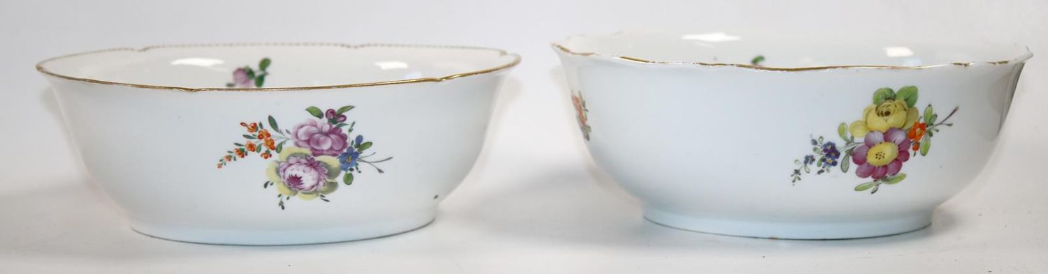 Große Abbildung Nr.5: 142-2920 Kaffeekanne und 2 Schalen mit Blumenmalerei: (Porzellan u. Keramik, Meissen)