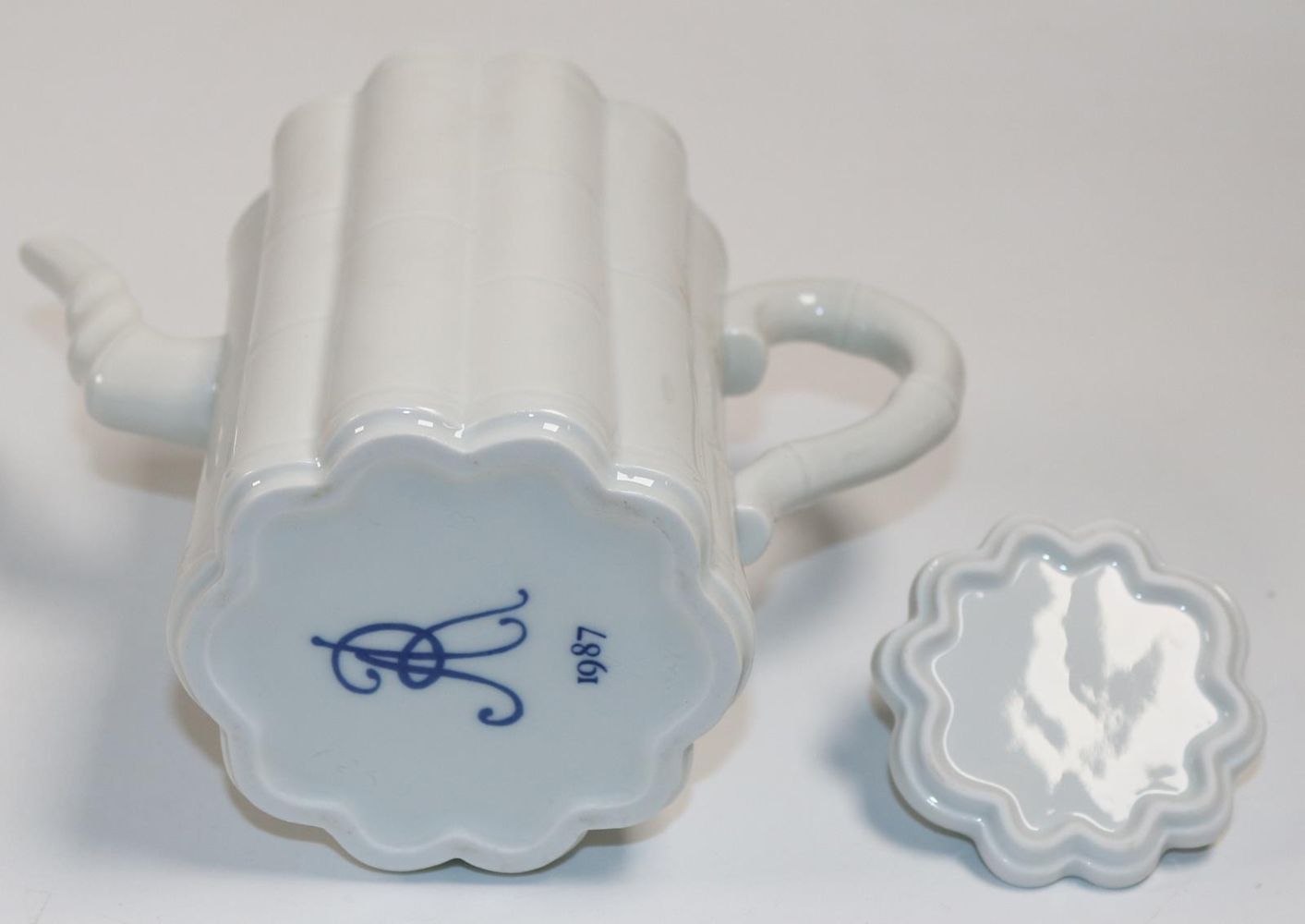Große Abbildung Nr.4: 142-2922 Meissen Reliefkoppchen u.: (Porzellan u. Keramik, Meissen)