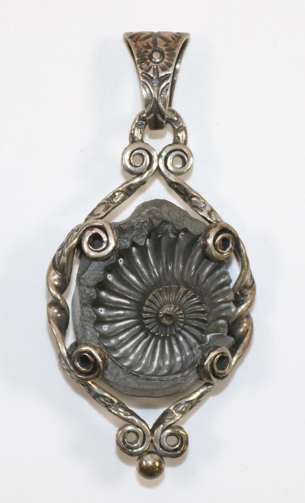 Große Abbildung Nr.1: 142-2943 Helmut von Kleist.: (Schmuck, Anhänger)