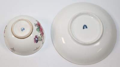 Bild Nr.3: 142-2900 3 Koppchen und Untertassen mit Blumenmalerei.: (Porzellan u. Keramik)