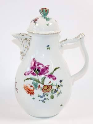 Bild Nr.1: 142-2920 Kaffeekanne und 2 Schalen mit Blumenmalerei: (Porzellan u. Keramik, Meissen)