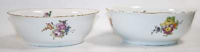 Bild Nr.5: 142-2920 Kaffeekanne und 2 Schalen mit Blumenmalerei: (Porzellan u. Keramik, Meissen)