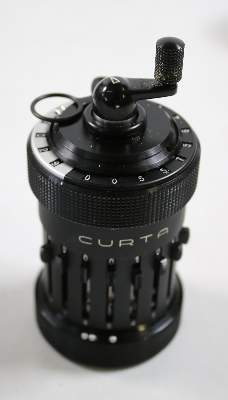 Bild Nr.2: 143-2623 Rechenmaschine Curta: (Varia, Technik und Handwerk)