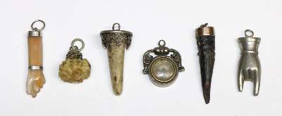 Bild Nr.2: 143-2921 6 Amulette.: (Volkskunst)