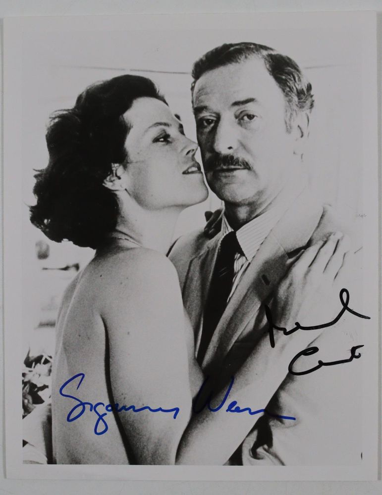 Weaver, Sigourney – (ur. 1949 Nowy Jork) i Michael Caine (właśc. M.J. Micklewhite, ur. 1933 Londyn). Autografy na zdjęciu z filmu "Half Moon Street" (1986). 25 x 20 cm.