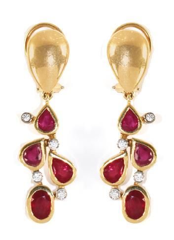 Ear clips, pair – in yellow and white gold, 750, with 8 Siam rubies of good quality totalling approx. 6.5 ct and 8 brilliants totalling approx. 0.20 ct