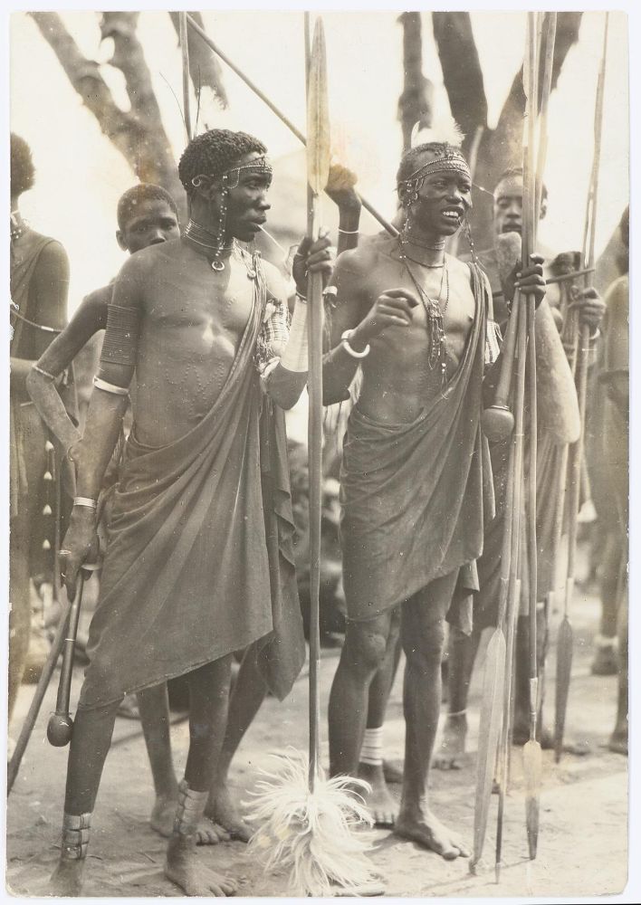 Große Abbildung Nr.3: 145-3019 Bernatzik, Hugo: (Südsudan)