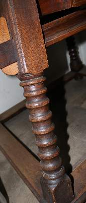 Bild Nr.26: 145-2465 Kastentisch intarsiert.: (Möbel)